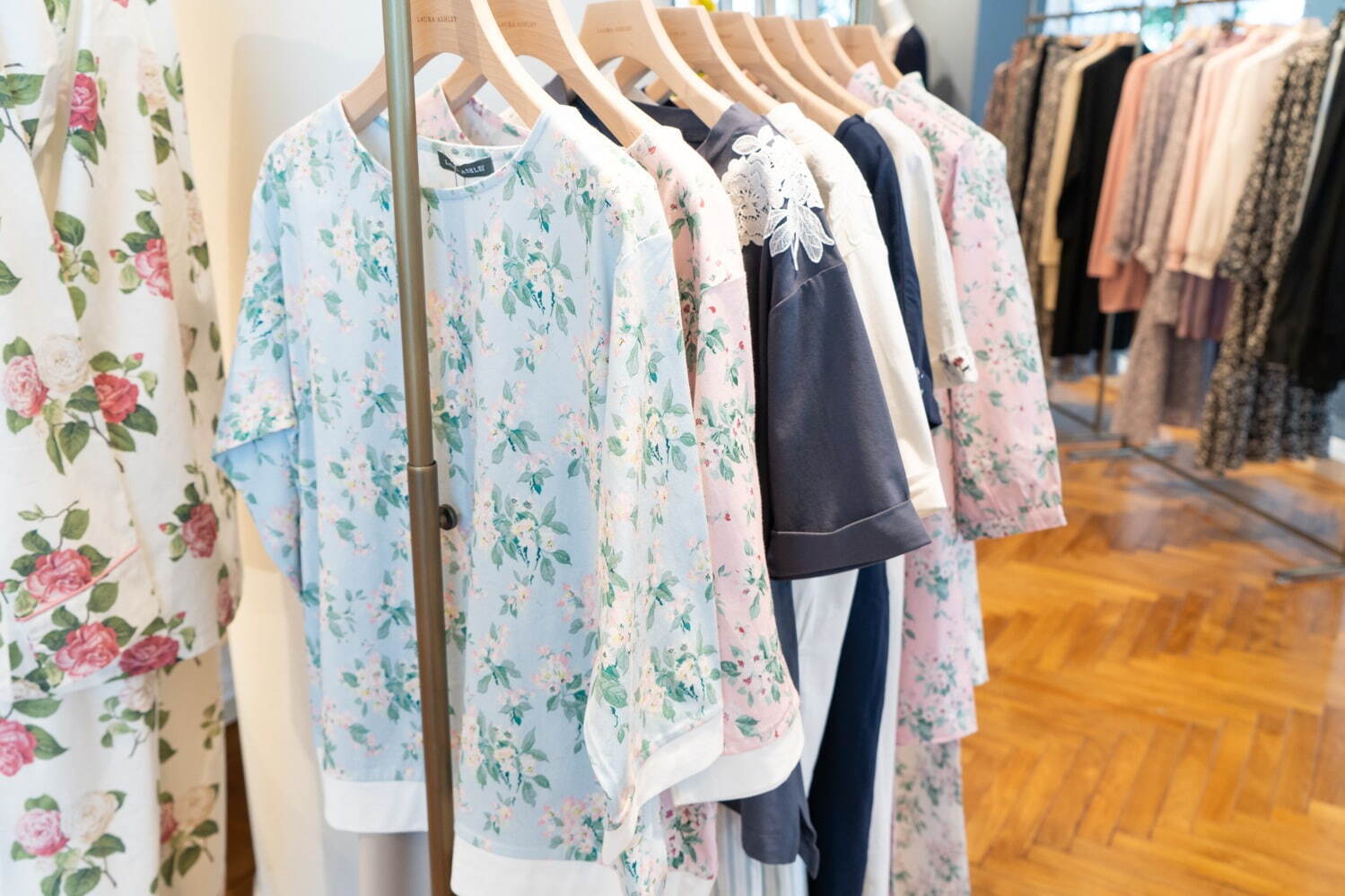 ローラ アシュレイ21年春の新グッズ ‐ ブランド初のロゴT&兵隊柄マグ、ルームフレグランスも｜写真14