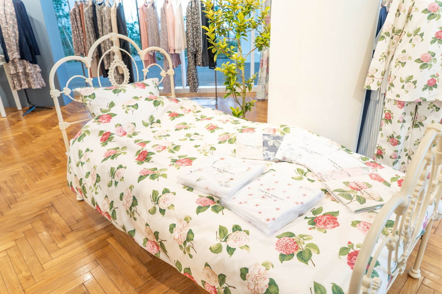 ローラ アシュレイ21年春の新グッズ ‐ ブランド初のロゴT&兵隊柄 ローラ アシュレイ21年春の新グッズ ‐ ブランド初のロゴT&兵隊柄