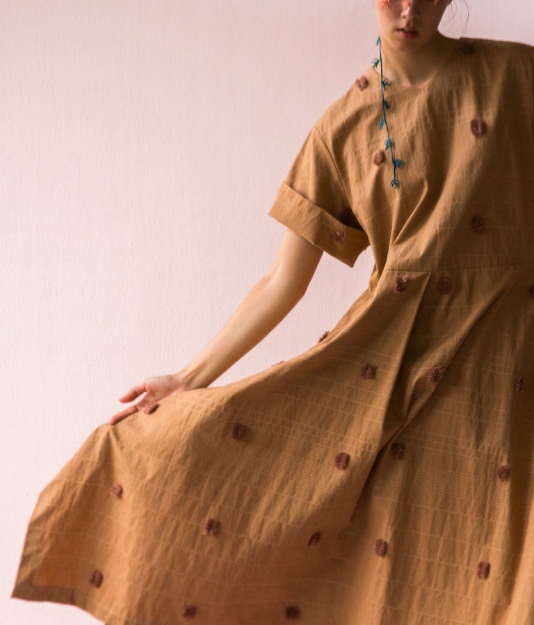 HaaTの新作、ストライプラインのワンピースや格子柄×刺繍のジャンプスーツなど｜写真3