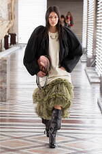 ルイ・ヴィトン 2021年秋冬ウィメンズコレクション - “黄金時代”のロマンを辿って、普遍性と神秘｜写真9