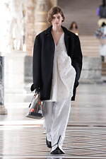 ルイ・ヴィトン 2021年秋冬ウィメンズコレクション - “黄金時代”のロマンを辿って、普遍性と神秘｜写真20