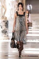 ルイ・ヴィトン 2021年秋冬ウィメンズコレクション - “黄金時代”のロマンを辿って、普遍性と神秘｜写真36