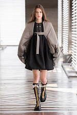 ルイ・ヴィトン 2021年秋冬ウィメンズコレクション - “黄金時代”のロマンを辿って、普遍性と神秘｜写真39