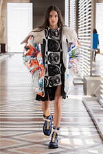 ルイ・ヴィトン 2021年秋冬ウィメンズコレクション - “黄金時代”のロマンを辿って、普遍性と神秘｜写真41