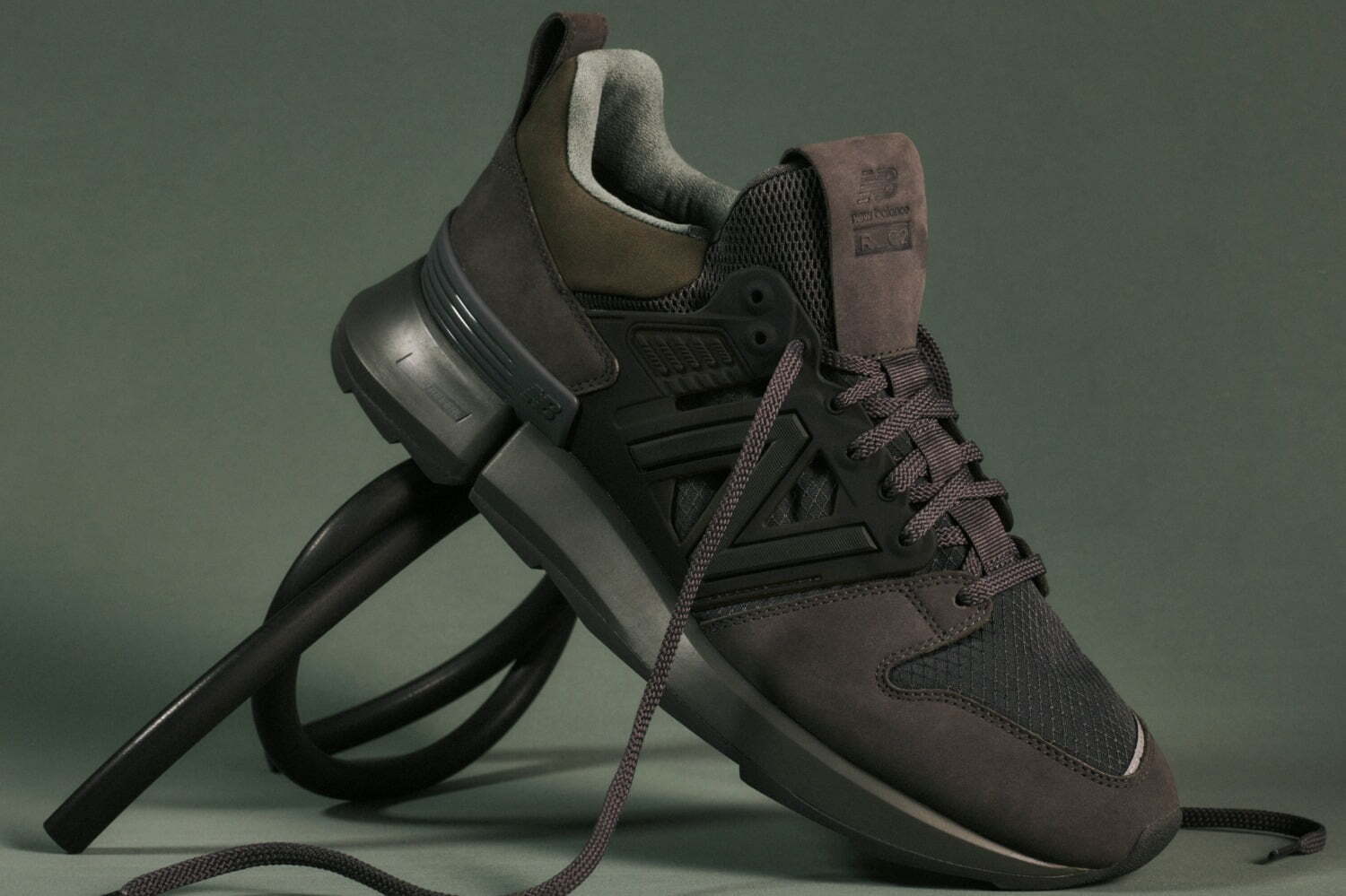 オーラリー×東京デザインスタジオ ニューバランス、上品なワントーンカラーの高機能スニーカー
