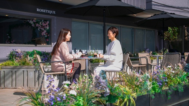 “花が香る”本格カフェ「ロゼティーク カフェ」世田谷に、ローズを飾ったカプチーノ&花のテラスも｜写真4
