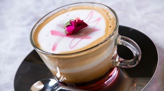 “花が香る”本格カフェ「ロゼティーク カフェ」世田谷に、ローズを飾ったカプチーノ＆花のテラスも｜写真9