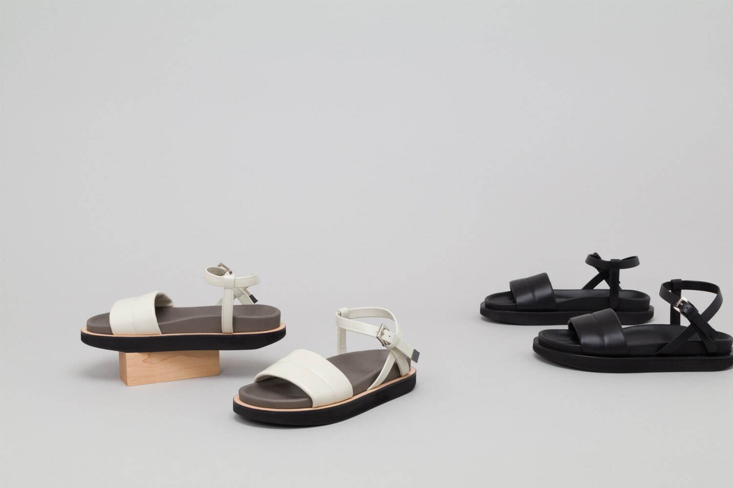 「volume sandals」 42,900円(税込)