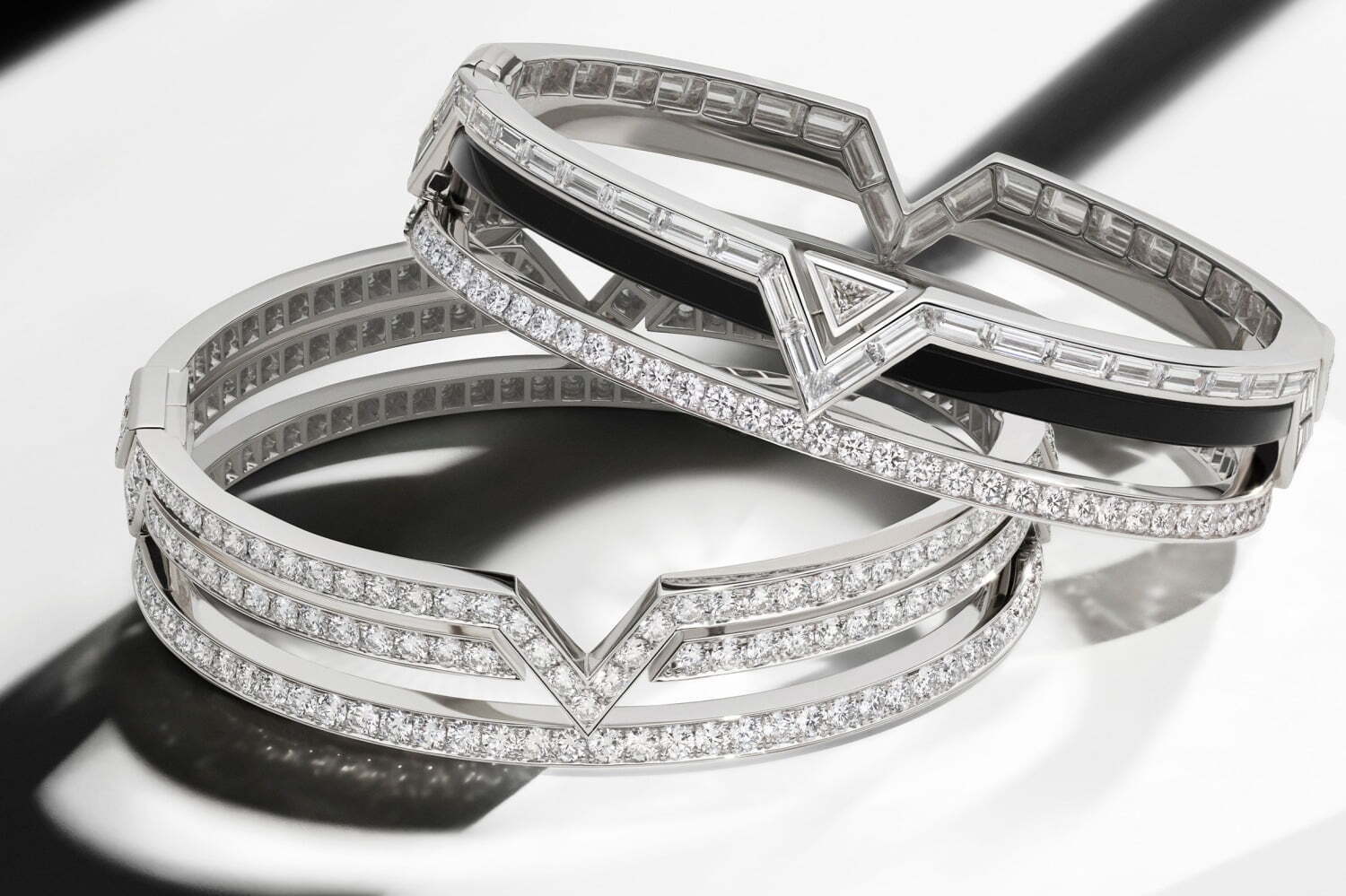 ルイ・ヴィトンの新作ハイジュエリー「ピュア V」ダイヤモンドやオニキスの“V”シグネチャー