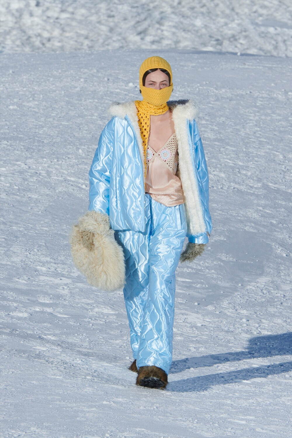 ミュウミュウ 年秋冬コレクション   雪山への勇敢な旅、銀世界