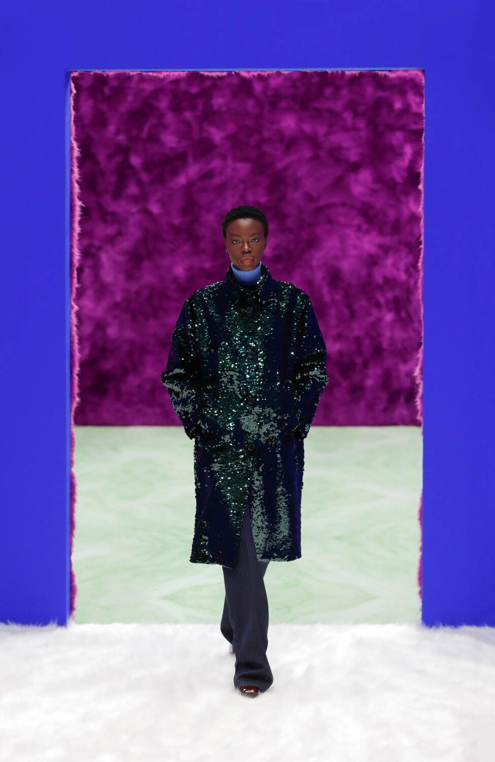 プラダ 2021-22年秋冬コレクション - 身体と服の探求再び、中間地点を