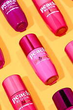 トゥー フェイスド“花びらのように色づく”チーク＆リップティント、フルーツの香り付き｜写真4