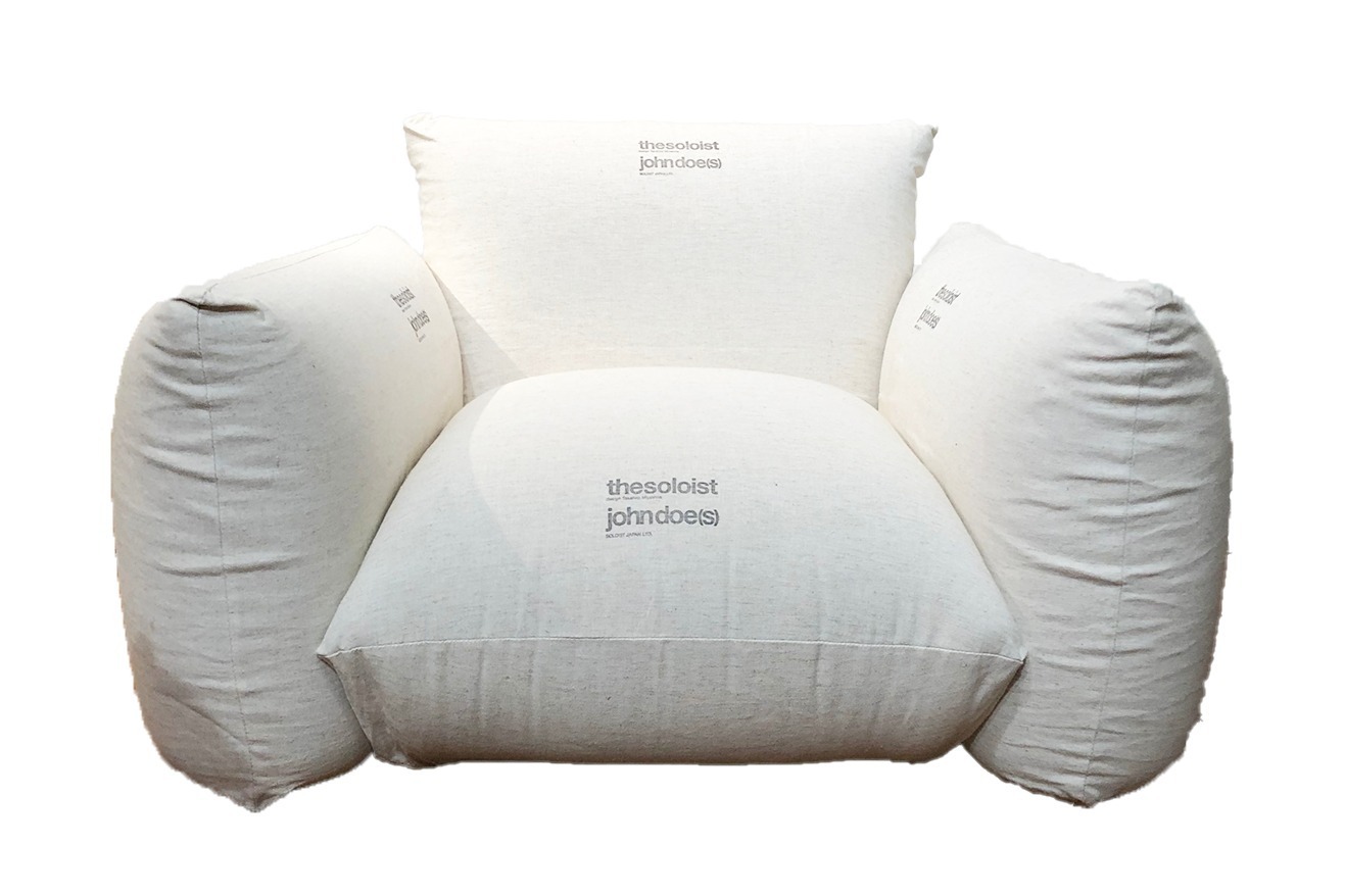 タカヒロミヤシタザソロイスト．のオリジナルスタンプを施したアルフレックスの名作ソファ“マレンコ”