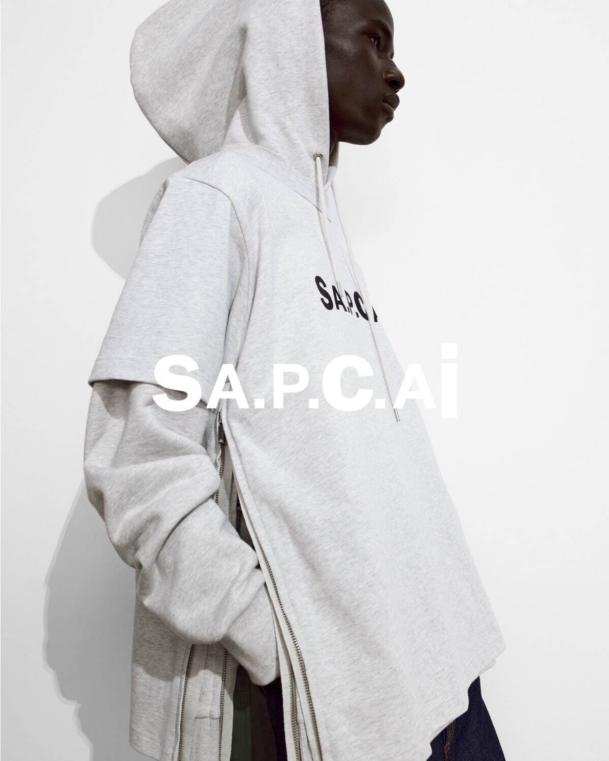 A.P.C.×sacaiのデニムジャケットやロゴフーディ、フリンジ付き白スニーカーなど｜写真32