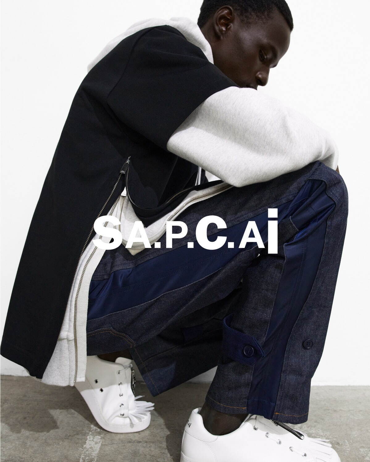 A.P.C.×sacaiのデニムジャケットやロゴフーディ、フリンジ付き白スニーカーなど｜写真38