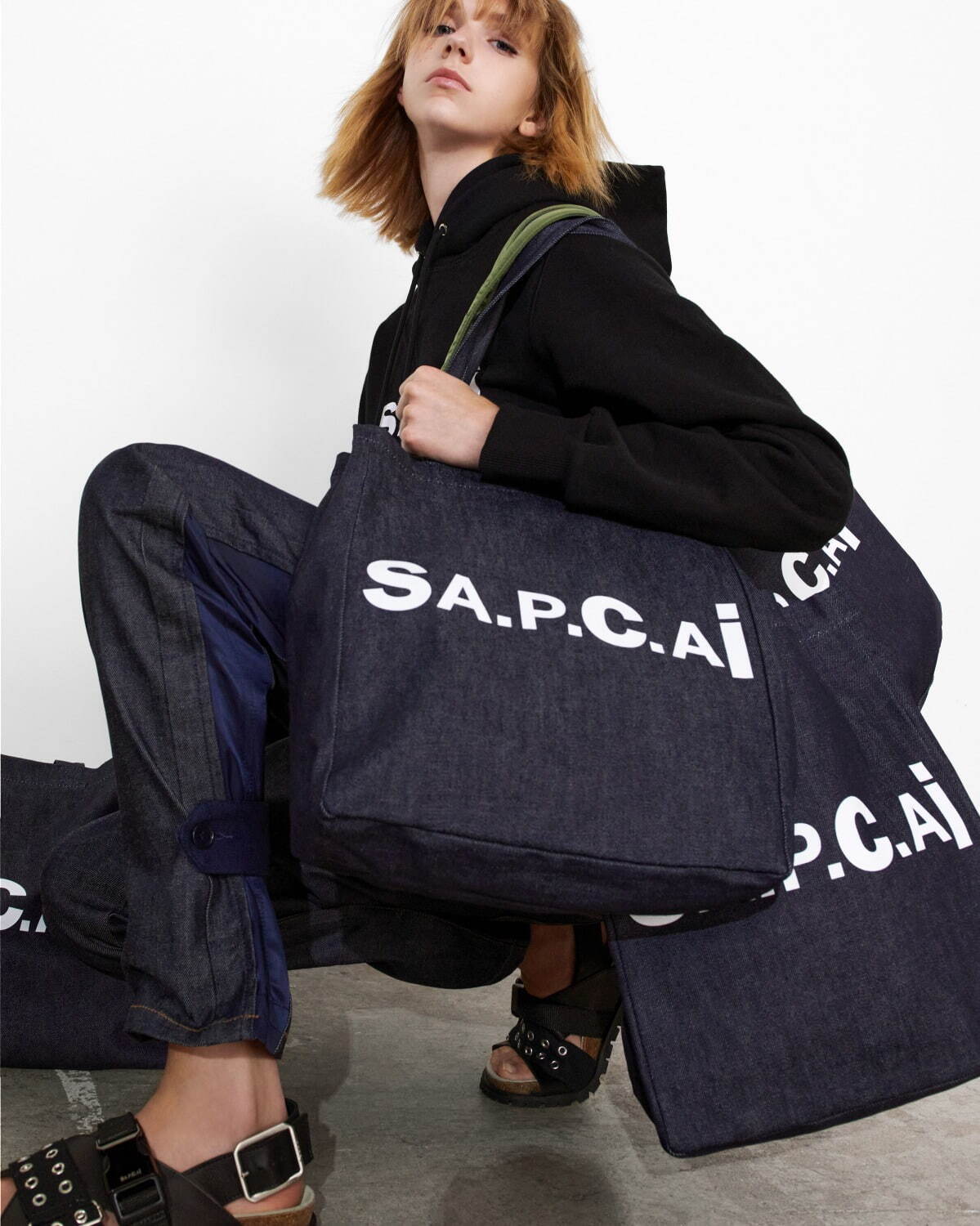 A.P.C.×sacaiのデニムジャケットやロゴフーディ、フリンジ付き白スニーカーなど｜写真42