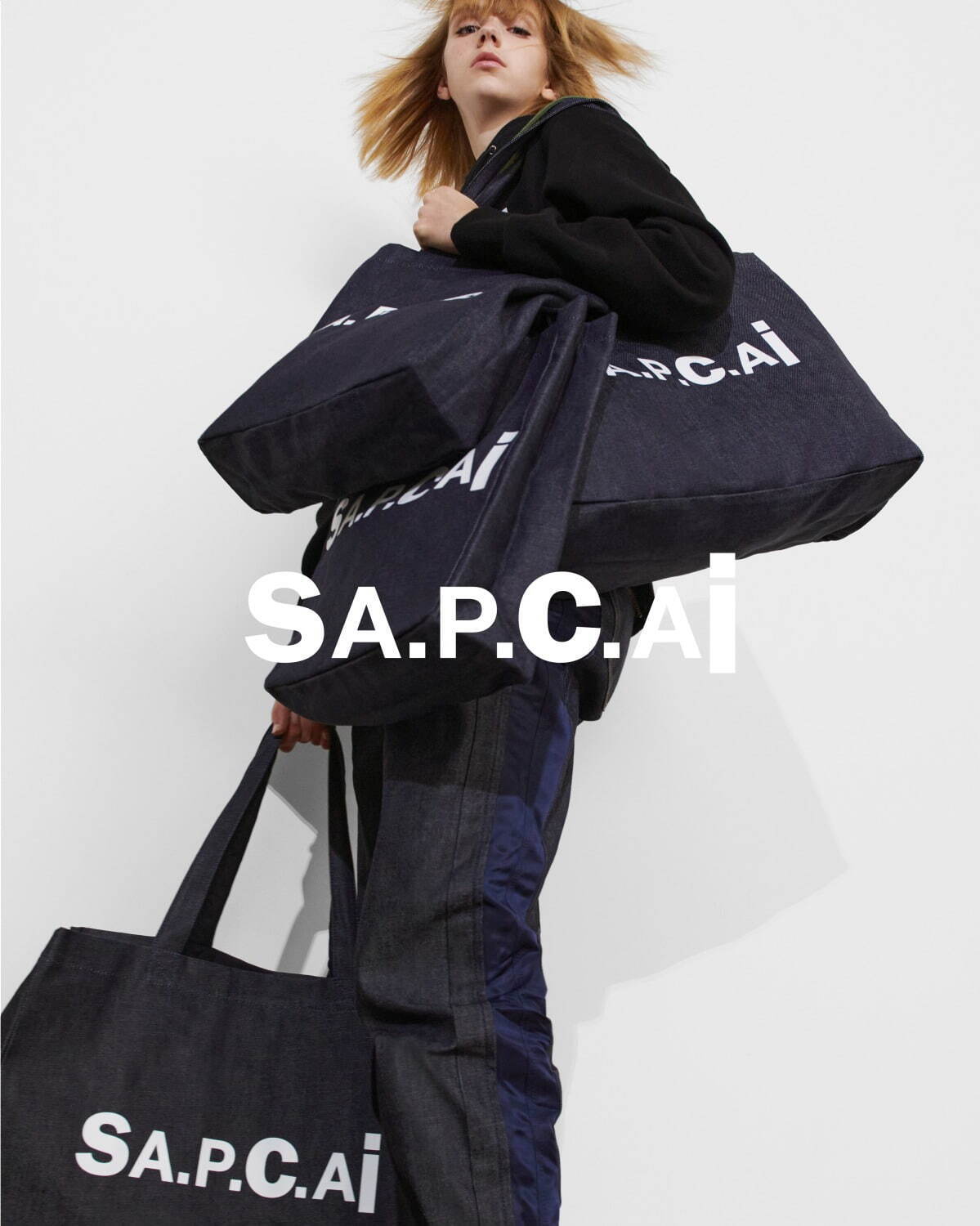 A.P.C.×sacaiのデニムジャケットやロゴフーディ、フリンジ付き白スニーカーなど｜写真43