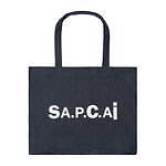 A.P.C.×sacaiのデニムジャケットやロゴフーディ、フリンジ付き白スニーカーなど｜写真23