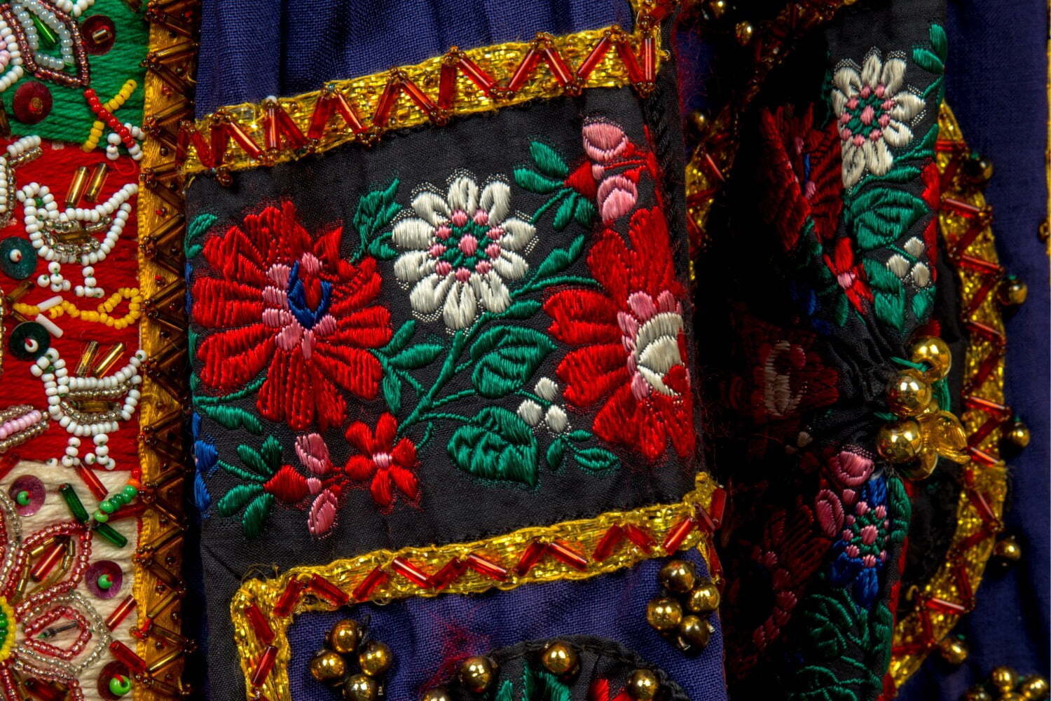 “刺繍表現”に着目「糸で描く物語」展が横須賀美術館で - 民俗衣装やオートクチュール刺繍、絵画など