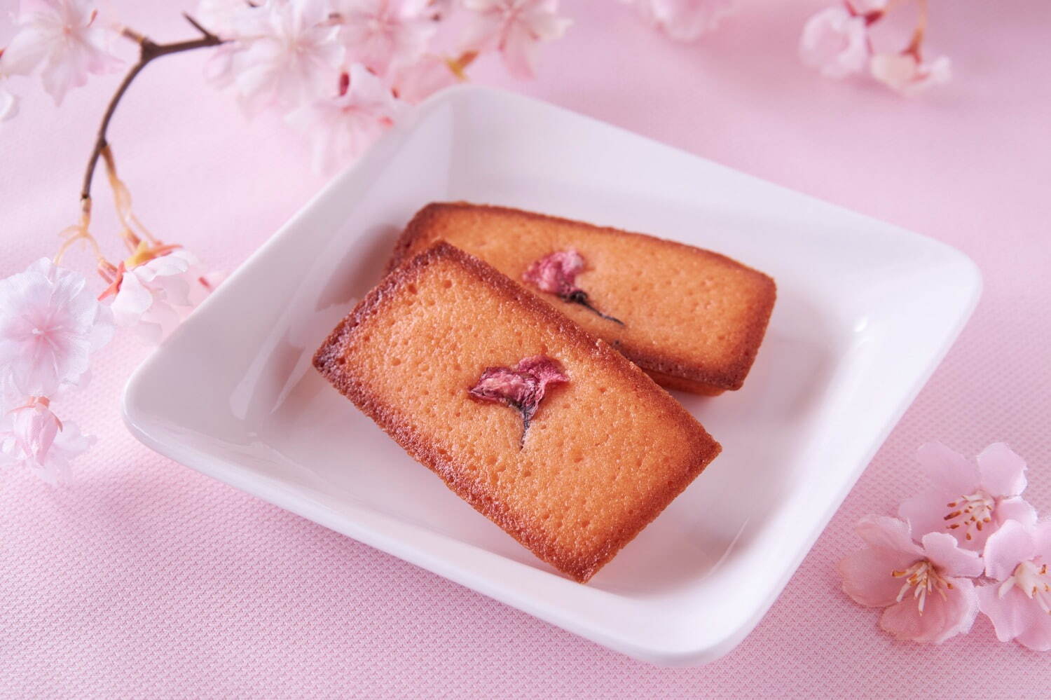 ホテルオークラ東京ベイの桜アフタヌーンティー、桜色クリームのマリトッツォやロールケーキ｜写真5