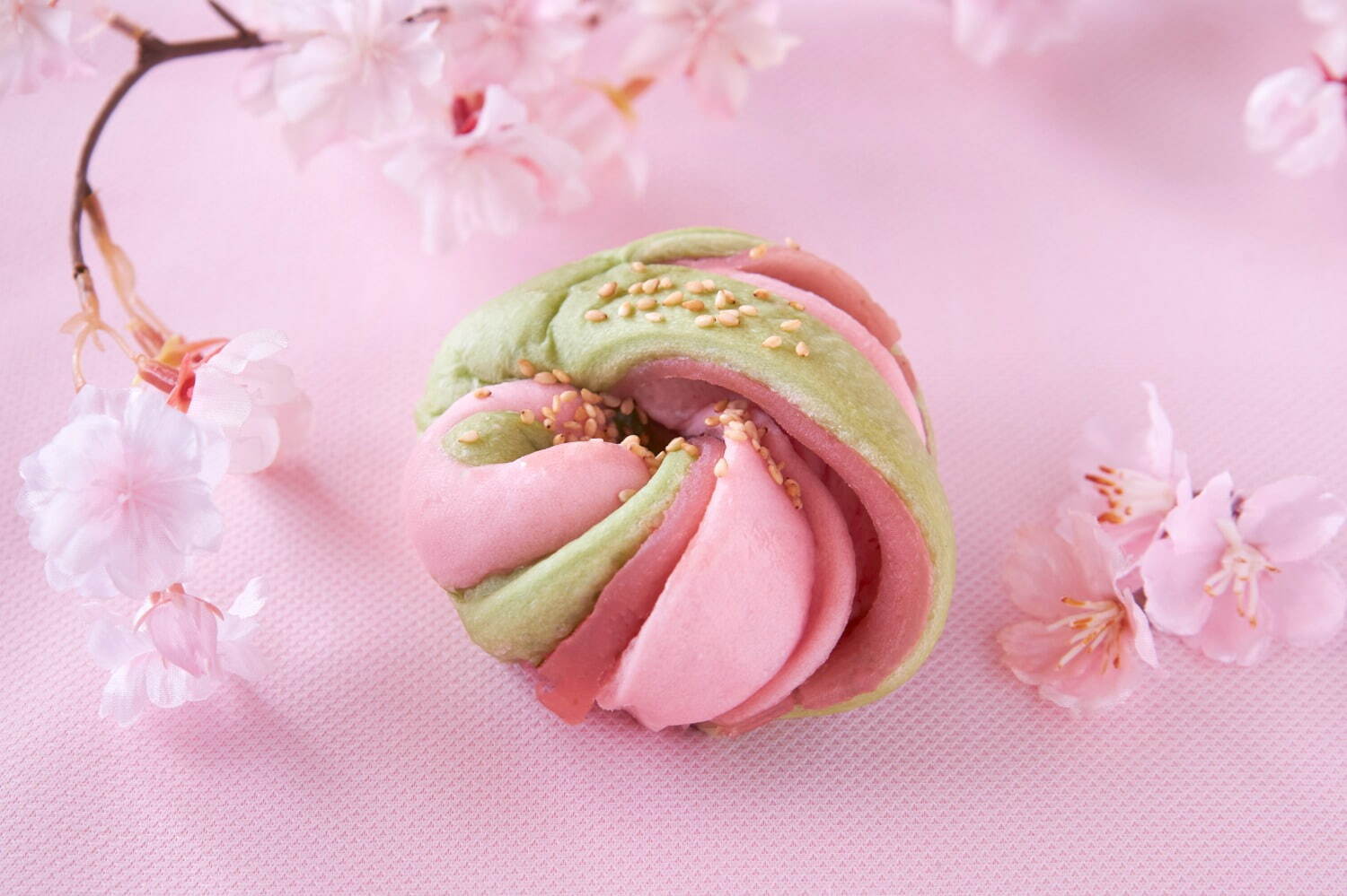 ホテルオークラ東京ベイの桜アフタヌーンティー、桜色クリームのマリトッツォやロールケーキ｜写真8
