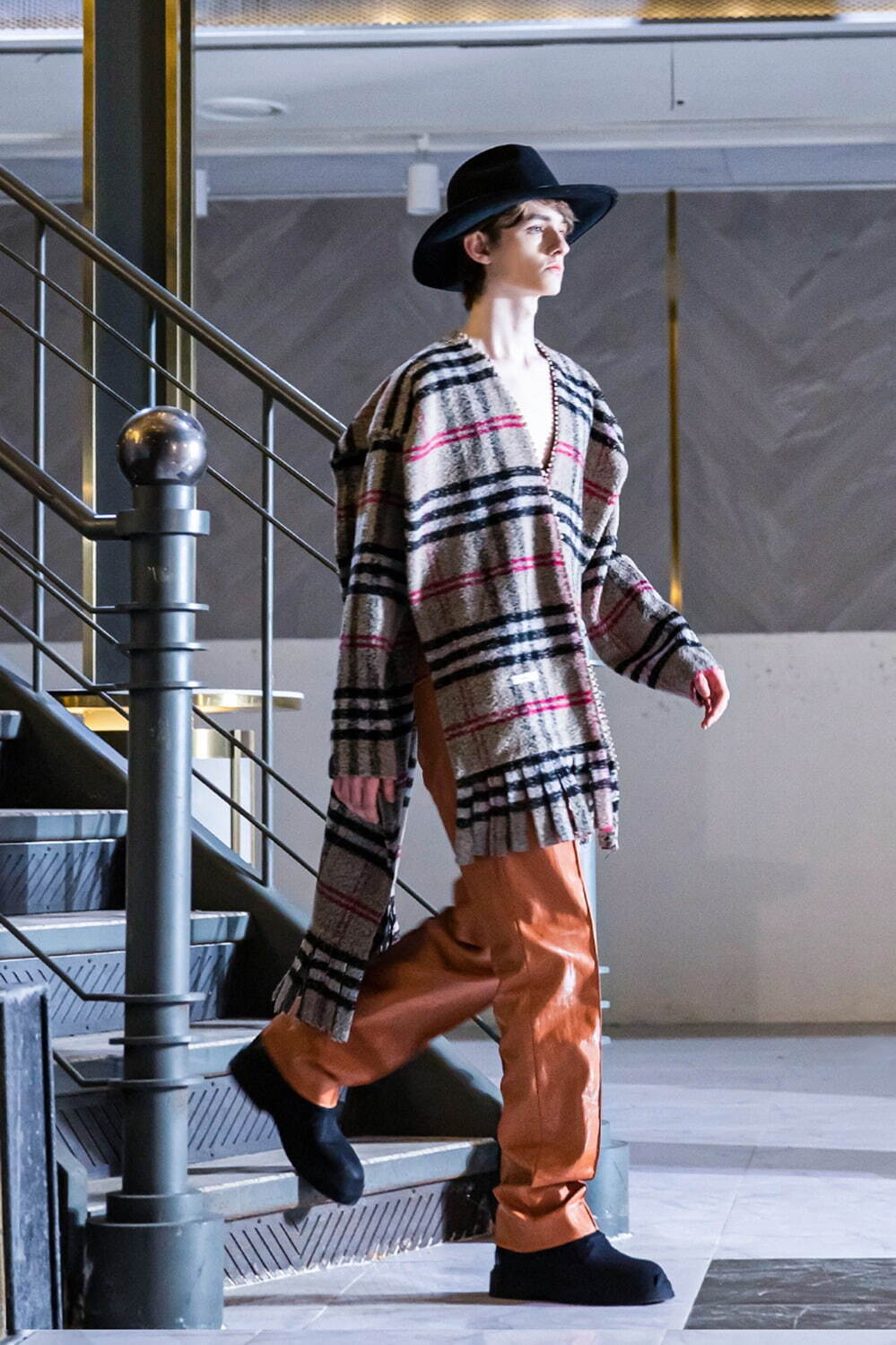 ディ カフェイン オム 21年秋冬コレクション 斬新で自由なノームコアスタイル ファッションプレス