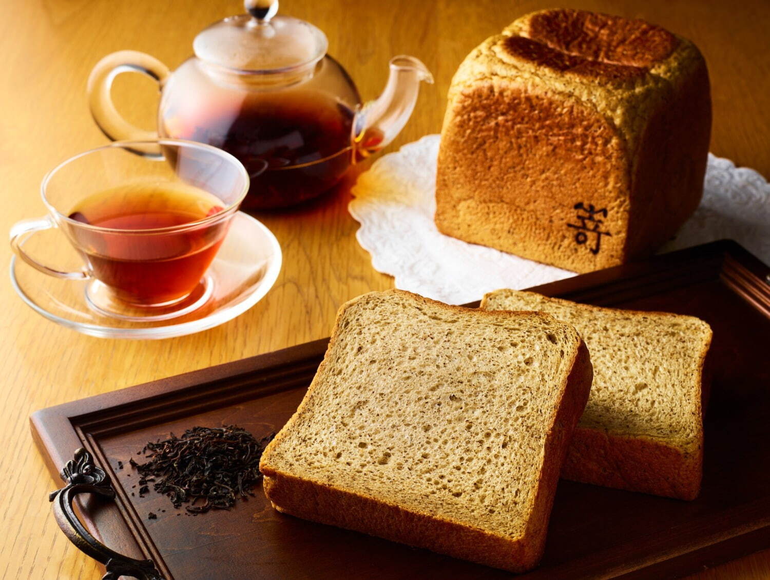 高級食パン専門店嵜本「ダージリン薫る紅茶の食パン」ダージリン茶葉入り＆もっちりしっとり食感 | 写真