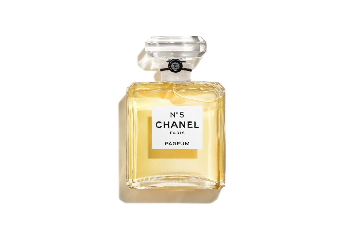 「シャネル N°5」香水 16,500円(税込)～
©CHANEL