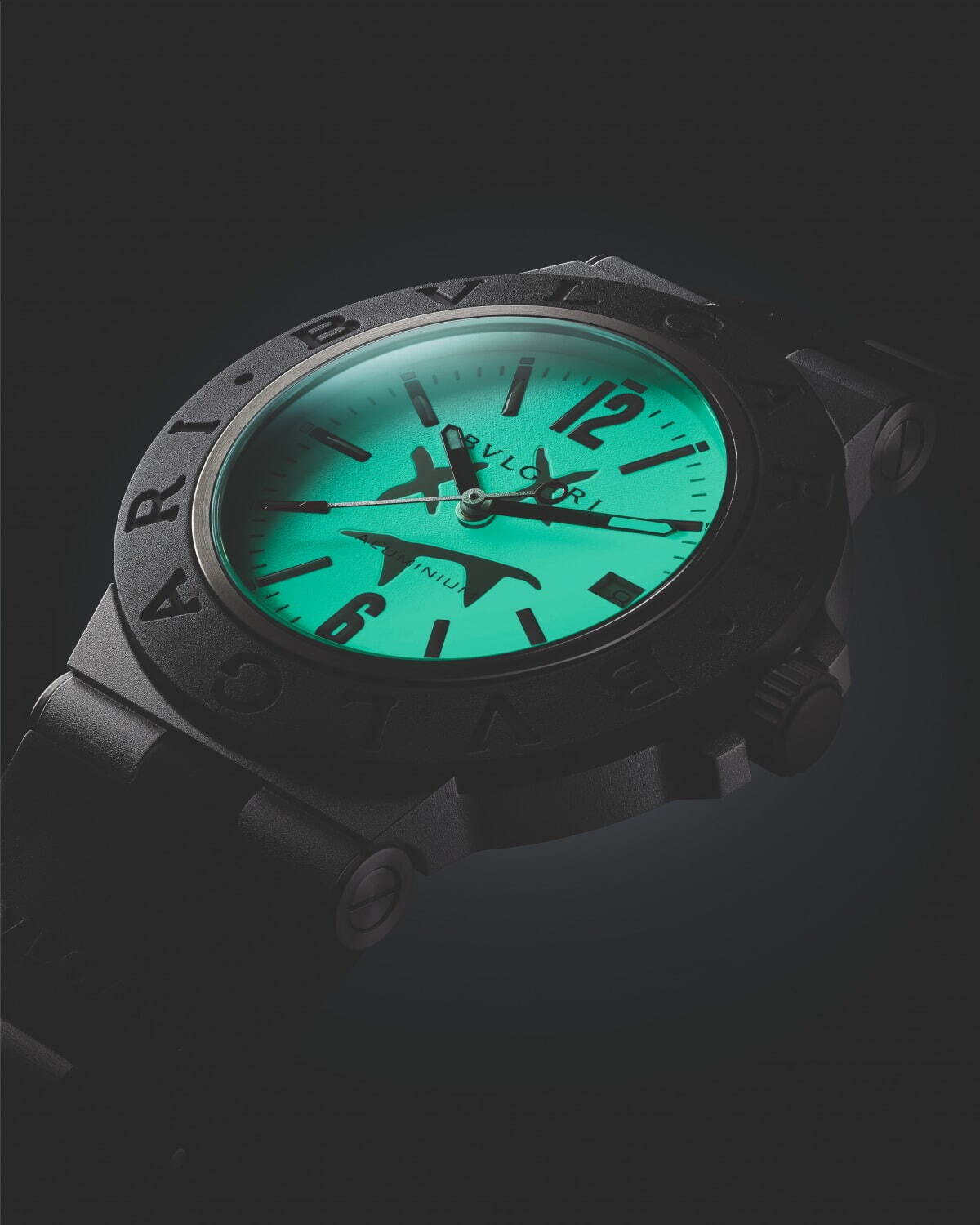 ブルガリ×スティーヴ・アオキの腕時計、暗闇で光る文字盤にロゴを 