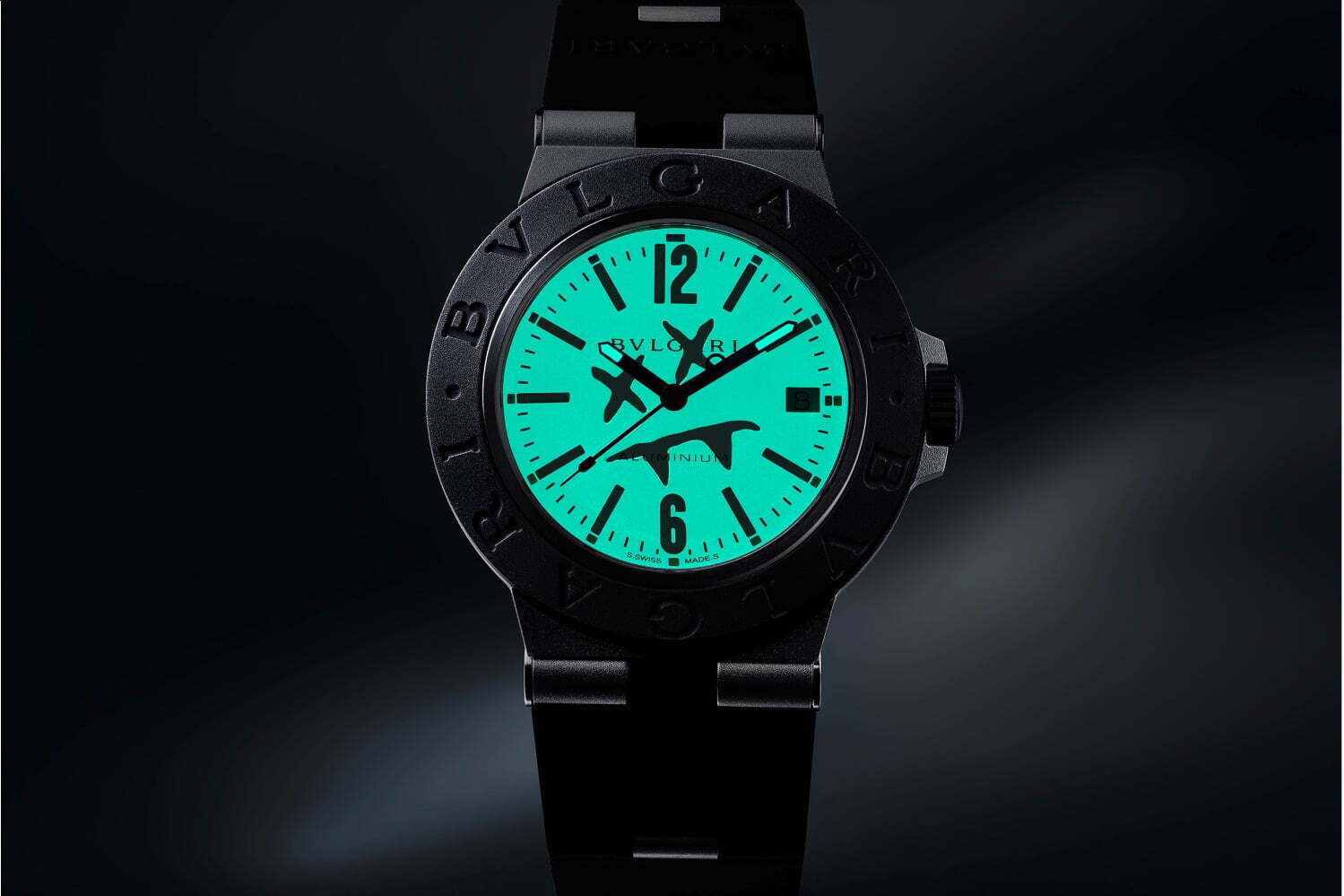 ブルガリ×スティーヴ・アオキの腕時計、暗闇で光る文字盤にロゴを忍ばせて