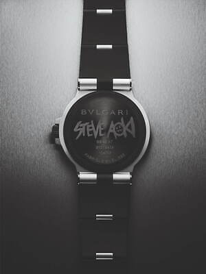 ブルガリ×スティーヴ・アオキの腕時計、暗闇で光る文字盤にロゴ
