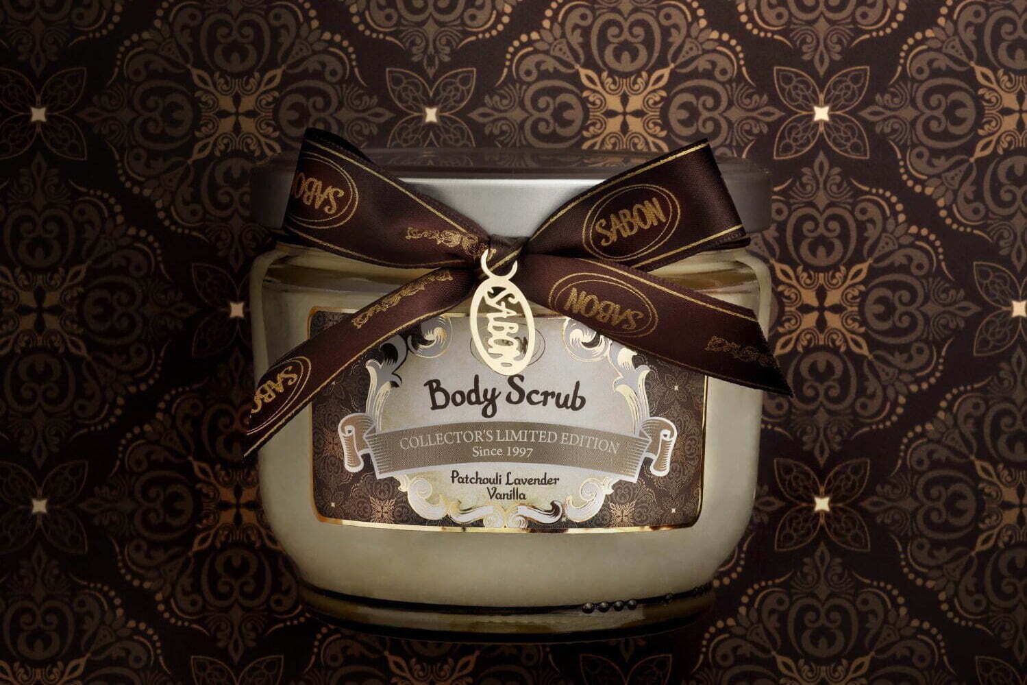 SABON人気ボディスクラブに“リボン＆チャーム”付き限定品、パチュリ・ラベンダー・バニラの香り