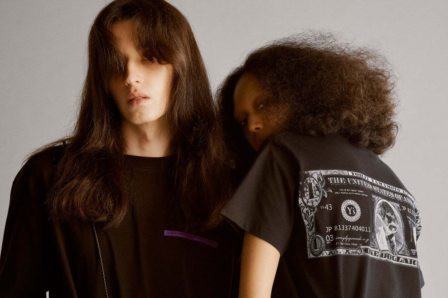 ジュエリーデザイナー｜ワイズ ピンク×コウタ オクダ、“しわくちゃドル紙幣”アクリルネックレスや貨幣モチーフのウェア