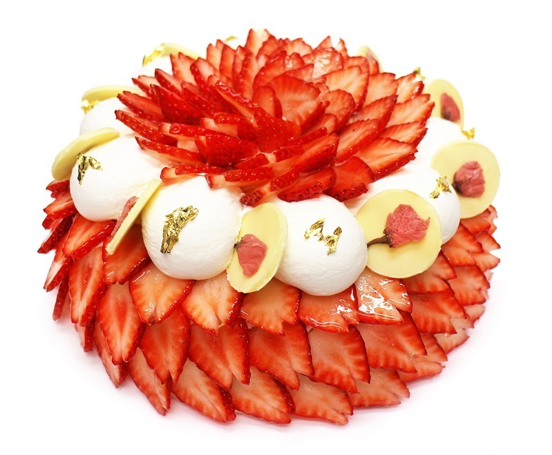 “満開の桜”のように並ぶ苺×桜あんクリームのケーキ