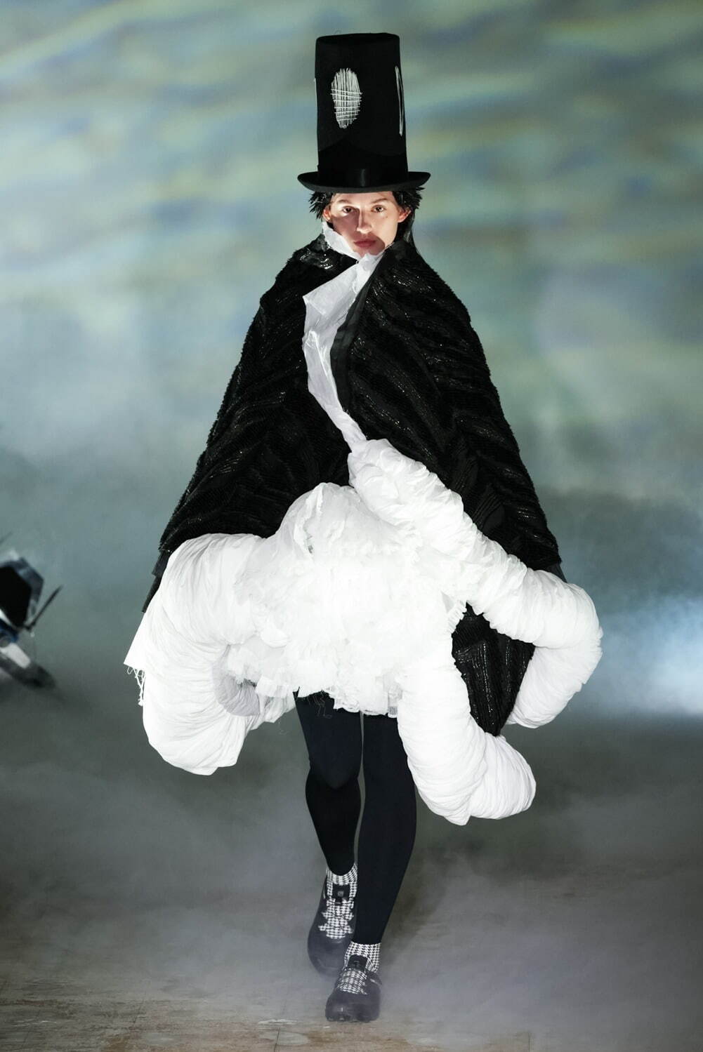 コム デ ギャルソン 21-22年秋冬コレクション -モノクロームに映る“静寂の世界”へ - ファッションプレス