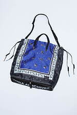 トーガ × ポーターのコラボバッグ第3弾、バンダナ柄トート＆ラフィア素材のスクエアバッグなど｜写真2