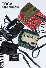 トーガ × ポーターのコラボバッグ第3弾、バンダナ柄トート＆ラフィア素材のスクエアバッグなど｜写真16