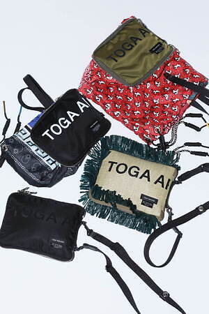 トーガ × ポーターのコラボバッグ第3弾、バンダナ柄トート＆ラフィア素材のスクエアバッグなど｜写真1