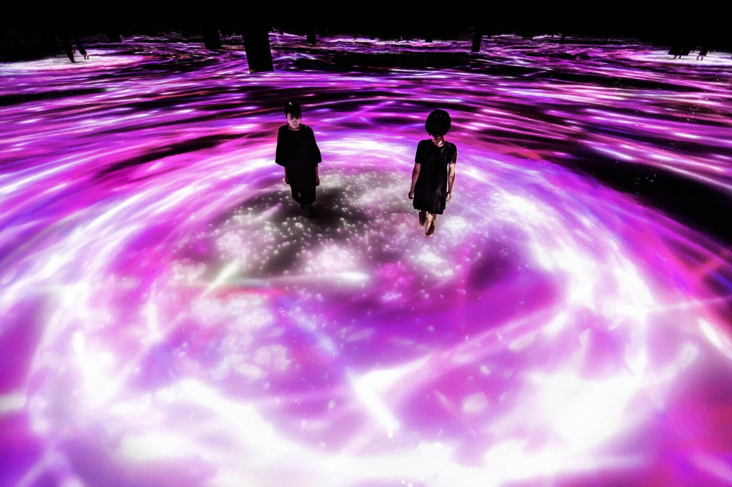 人と共に踊る鯉によって描かれる水面のドローイング / Drawing on the Water Surface Created by the Dance of Koi and People - Infinity
teamLab, 2016-2018, Interactive Digital Installation, Endless, Sound: Hideaki Takahashi