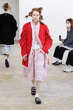 トリコ・コム デ ギャルソン 2021-22年秋冬コレクション、心に秘めた無邪気な少年らしさ｜写真19