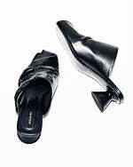 アキラナカ“結び目”ストラップ×足型ソールのフラットサンダル、“円錐ヒール”のミュールも｜写真7