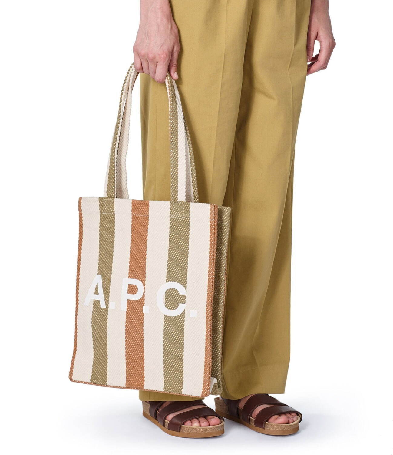 A.P.C.レザーグッズ刻印サービスが全国で、人気バッグ＆ウォレットや“隠れ人気”トートバッグ比較｜写真40