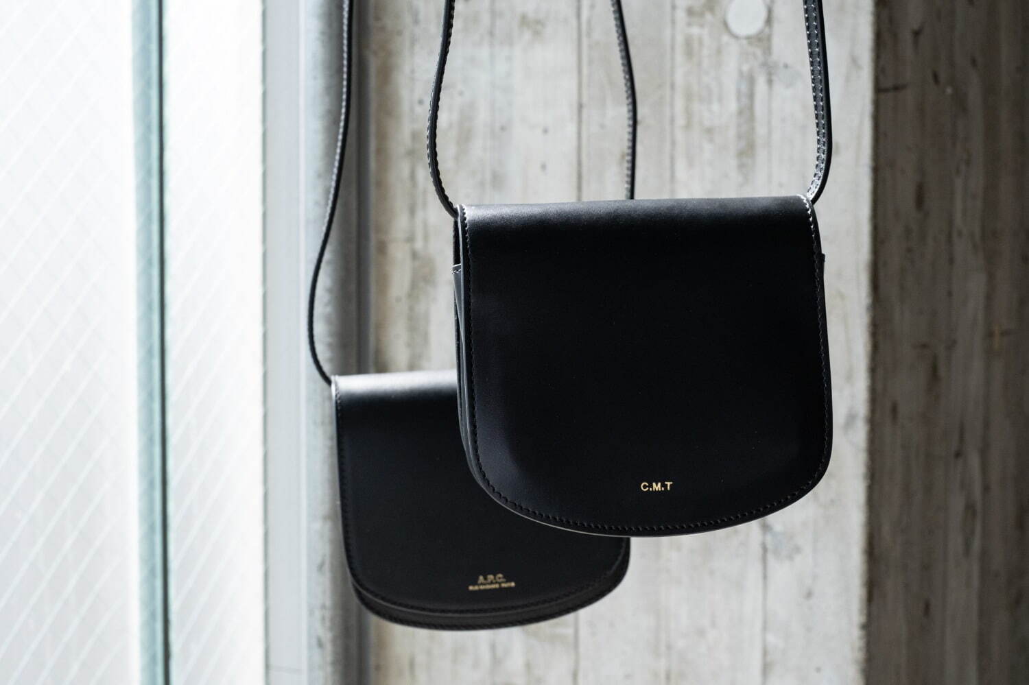 A.P.C.レザーグッズ刻印サービスが全国で、人気バッグ＆ウォレットや“隠れ人気”トートバッグ比較