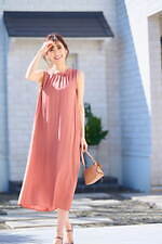 ストラ21年夏新作“ふわり”と揺れるリネンスカート＆透け感チェック柄ニット、泉里香が着用｜写真6