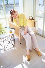 ストラ21年夏新作“ふわり”と揺れるリネンスカート＆透け感チェック柄ニット、泉里香が着用｜写真5