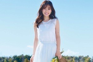 ストラ21年夏新作“ふわり”と揺れるリネンスカート＆透け感チェック柄ニット、泉里香が着用