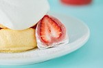 スフレパンケーキ専門店｢フリッパーズ」“いちご大福”添えた3種の苺パンケーキ｜写真5