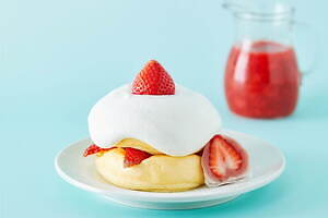 スフレパンケーキ専門店｢フリッパーズ」“いちご大福”添えた3種の苺パンケーキ｜写真2