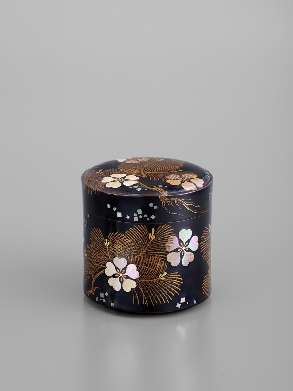 松田権六《蒔絵松桜文棗》1969年 東京国立近代美術館蔵 撮影：大屋孝雄