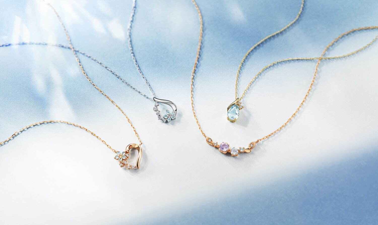 左から) K10PG ネックレス/Topaz/Diamond 29,700円、
K10WG ネックレス/Topaz/Diamond 29,700円、
K10PG ネックレス/Amethyst/Feldspar/Aquamarine/Topaz/Diamond 28,600円、
K10YG ネックレス/Topaz/Diamond 24,200円